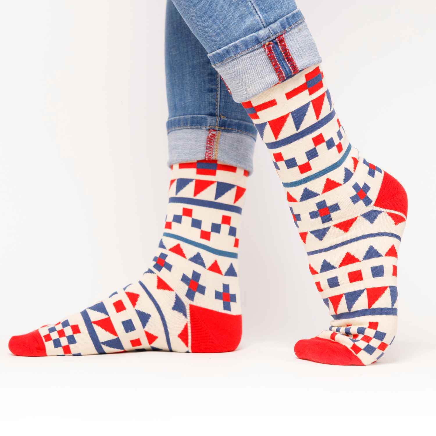 Чорапи с червеносини фигурки