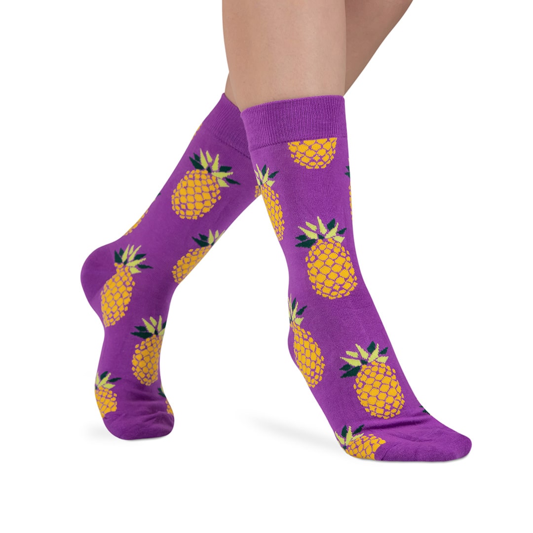 Лилави чорапи на ананаси